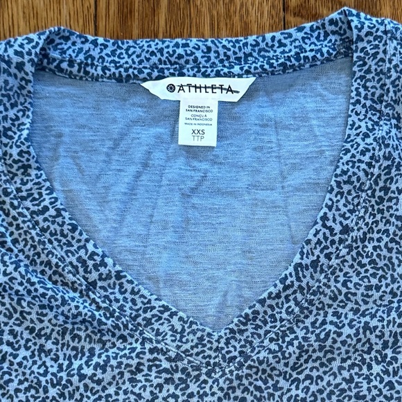 NWOT Athleta Breezy Scoop V-Neck Tee Short Sleeve Shirt Micro Cheetah Leopard - Picture 6 of 8